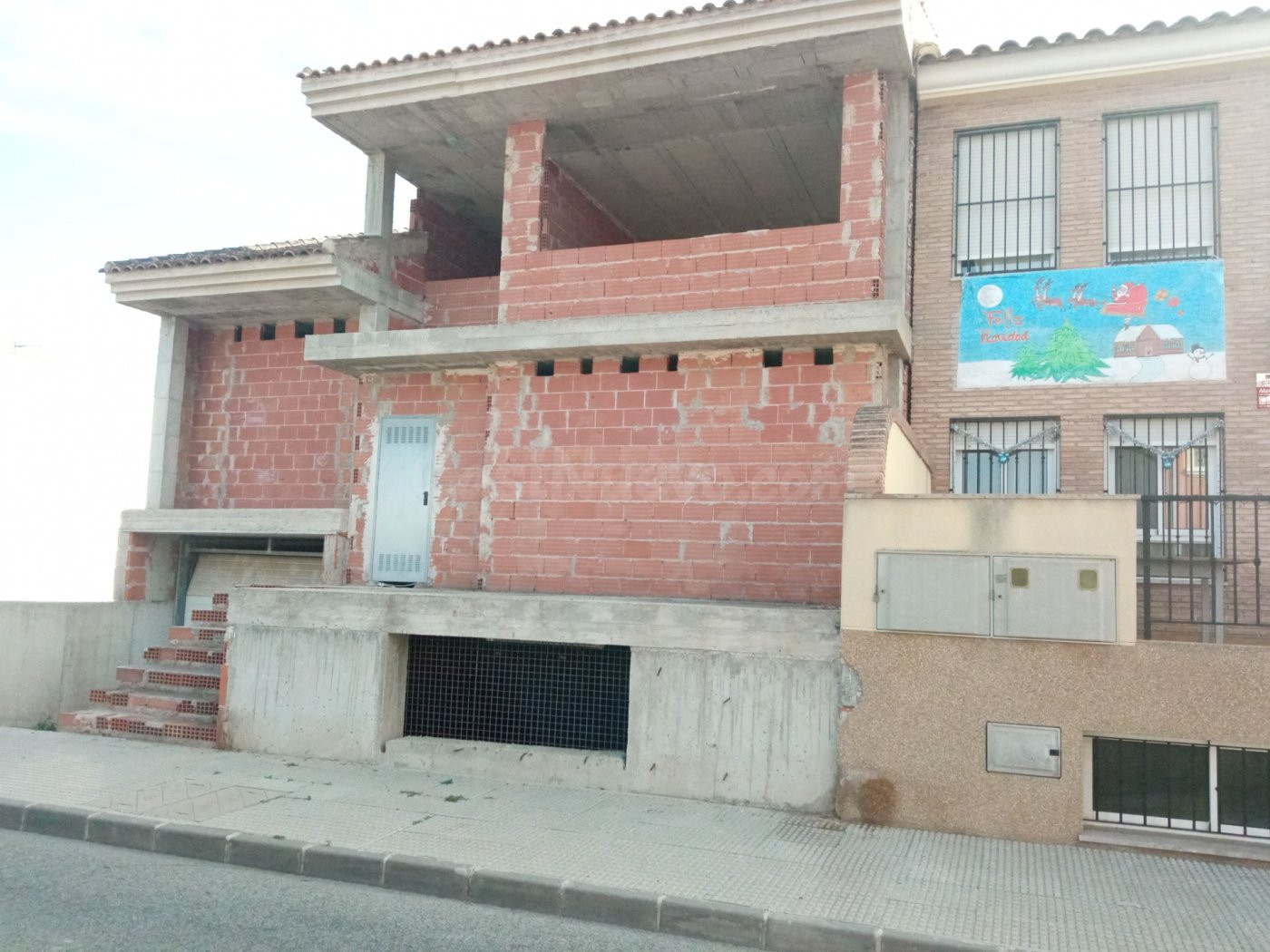 ADOSADO EN CONSTRUCION EN COBATILLAS CON ORIENTACION SUR