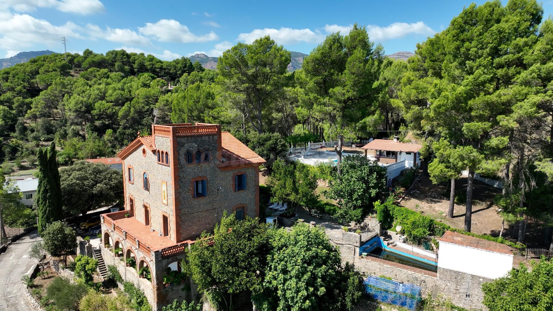 FINCA CON TERRENO CASA Y PISCINA