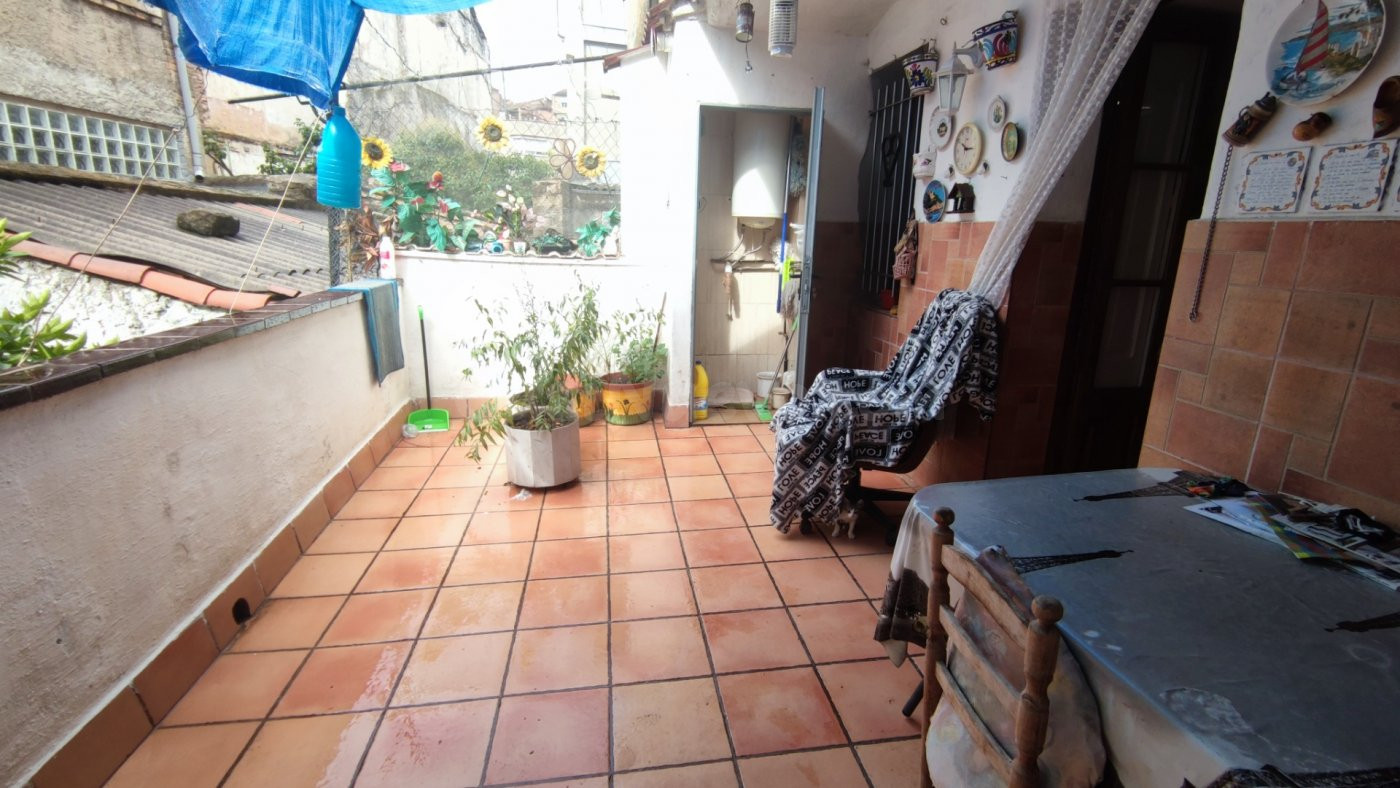 CASA DE TRES PLANTAS EN VENTA DE CUATRO HABITACIONES CON PATIO Y TERRAZA EN MANRESA.