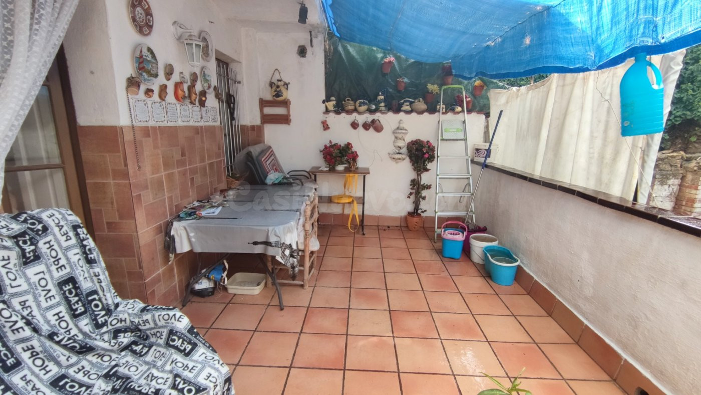 CASA DE TRES PLANTAS EN VENTA DE CUATRO HABITACIONES CON PAT - foto 2