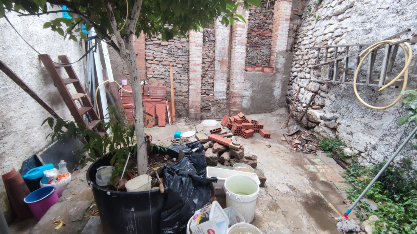 CASA DE TRES PLANTAS EN VENTA DE CUATRO HABITACIONES CON PAT - foto 3