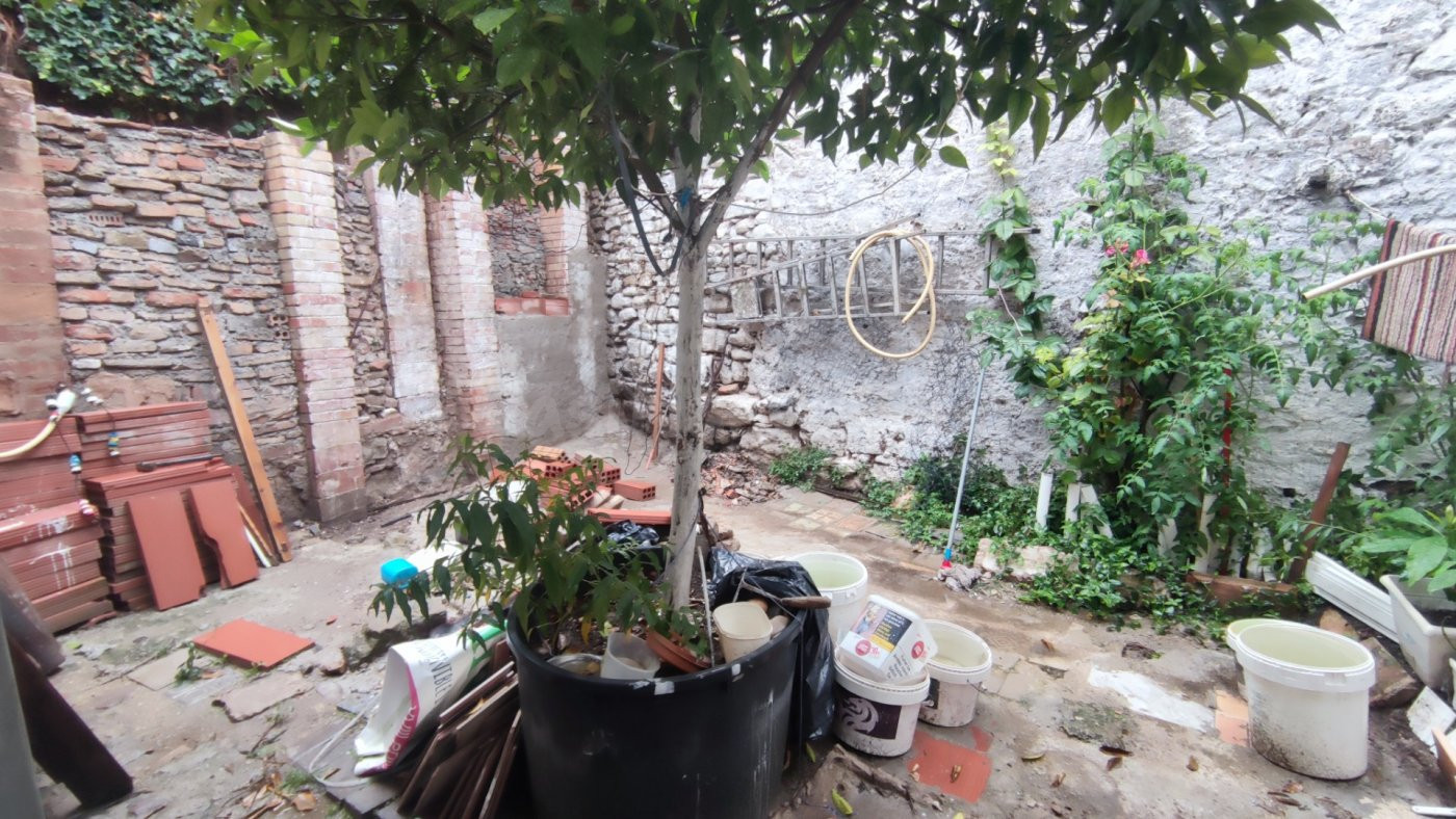 CASA DE TRES PLANTAS EN VENTA DE CUATRO HABITACIONES CON PAT - foto 4