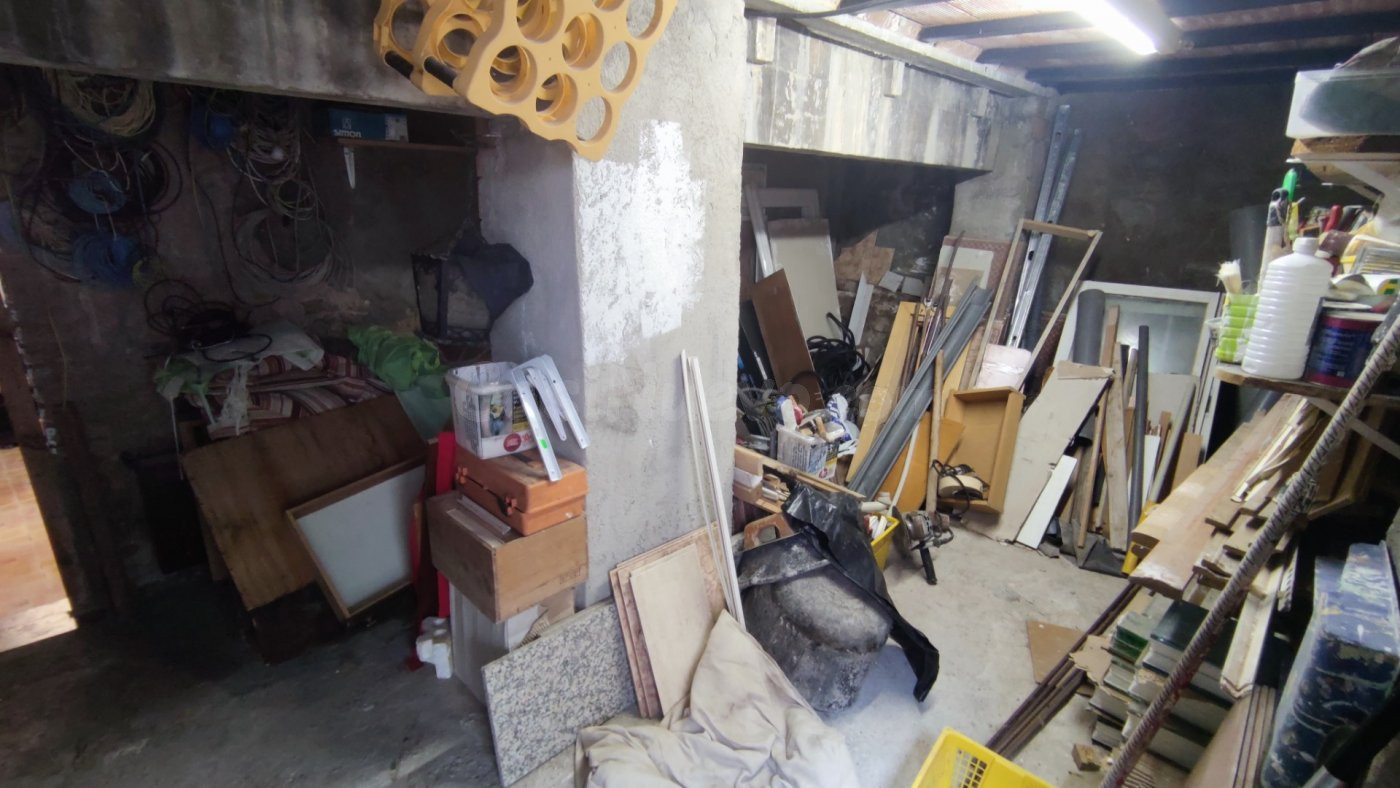 CASA DE TRES PLANTAS EN VENTA DE CUATRO HABITACIONES CON PAT - foto 5