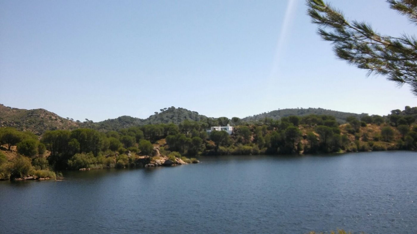 SE VENDE PARCELA URBANA EN LAS JARAS A ORILLA DEL LAGO