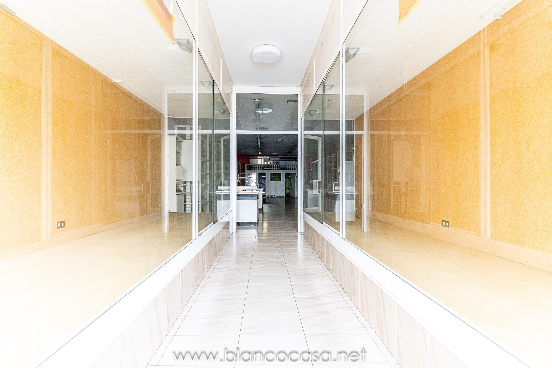 💥¡BAJO en VENTA en el corazón de Carballo con escaparate y m - foto 3