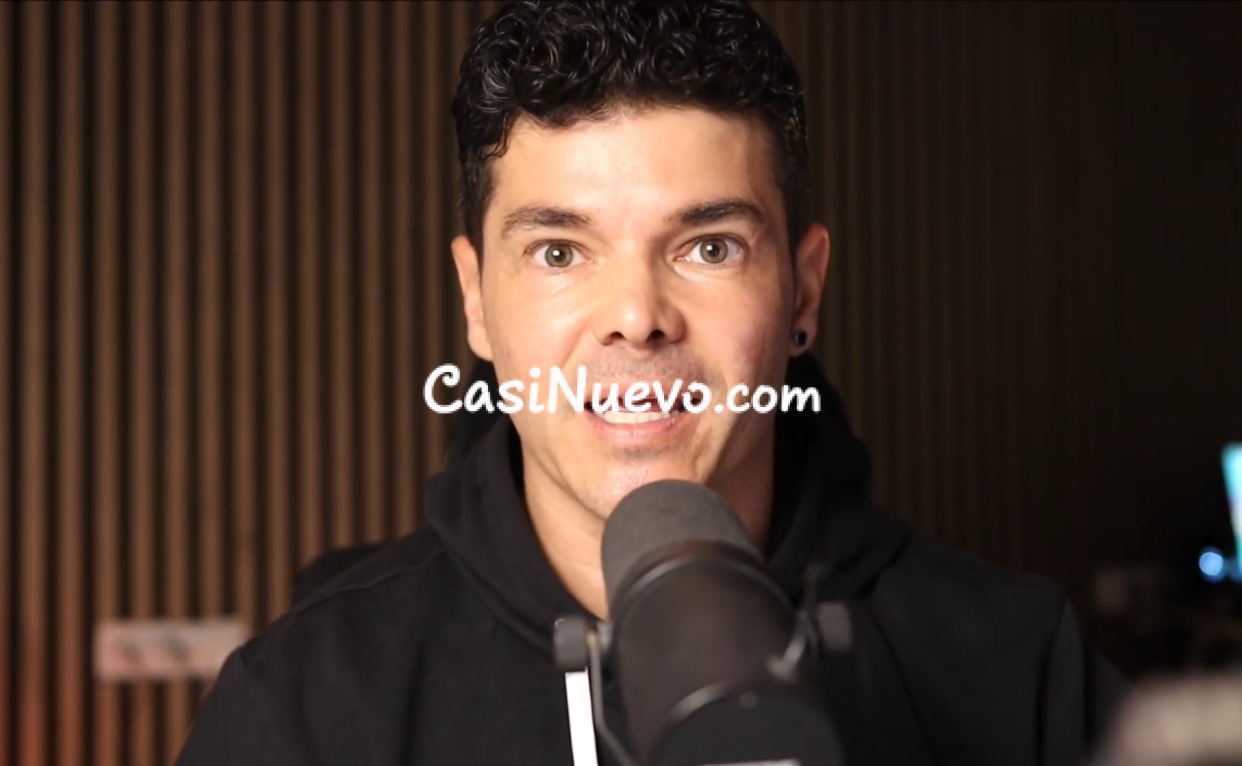 Hombre hablando frente a un micrfono