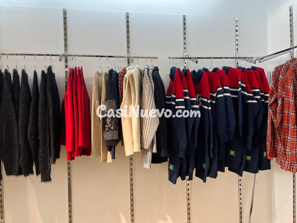 Ropa variada en rack