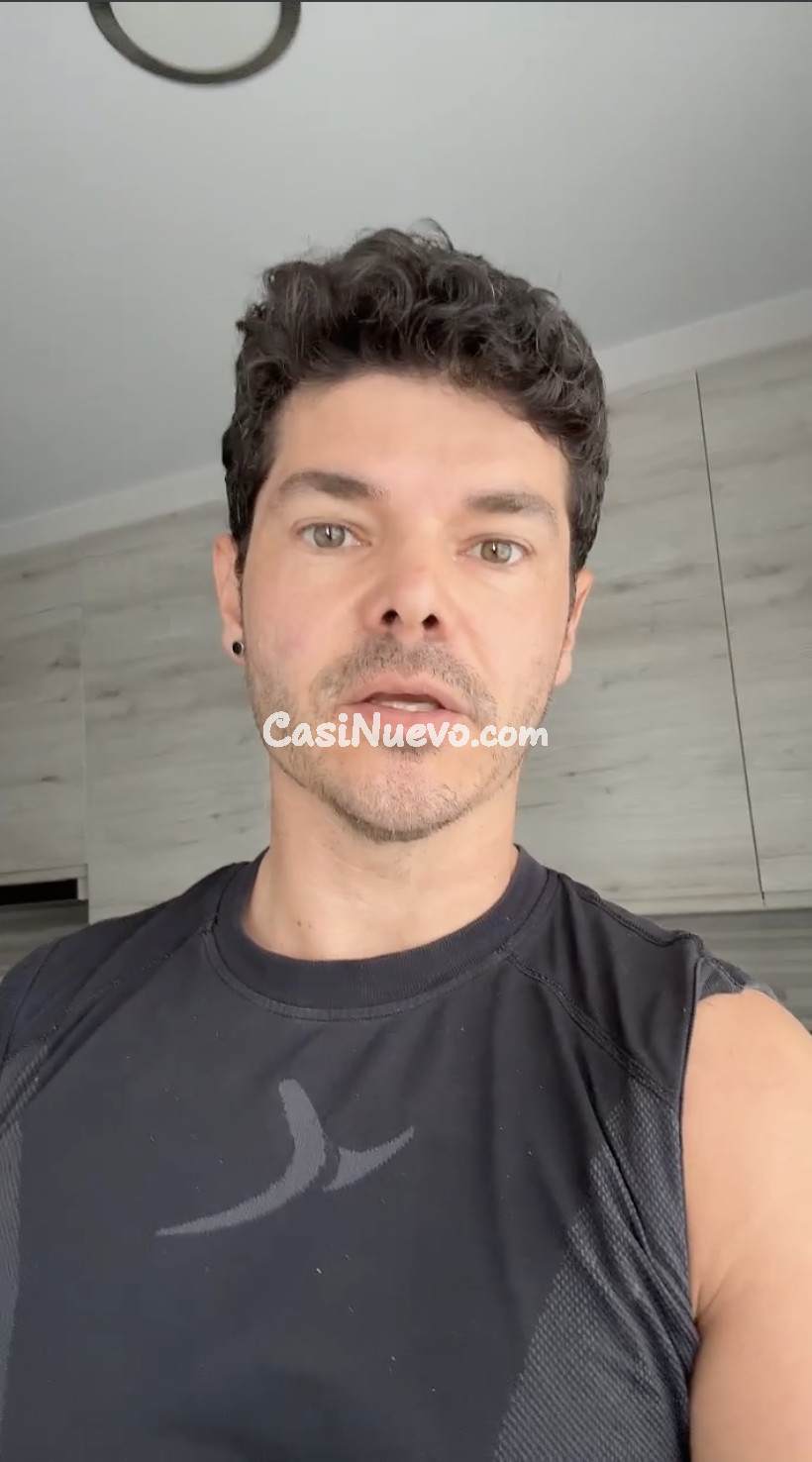 Hombre con camiseta deportiva