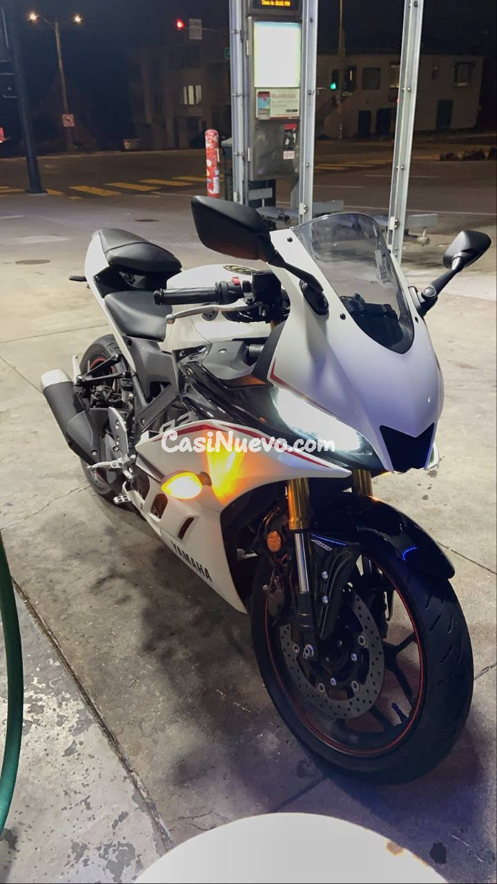 Moto Yamaha blanca