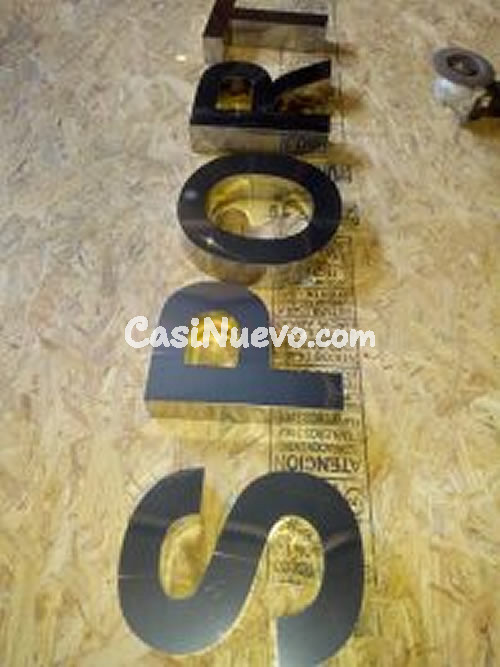 Letras luminosas de acero inoxidable esmerilado