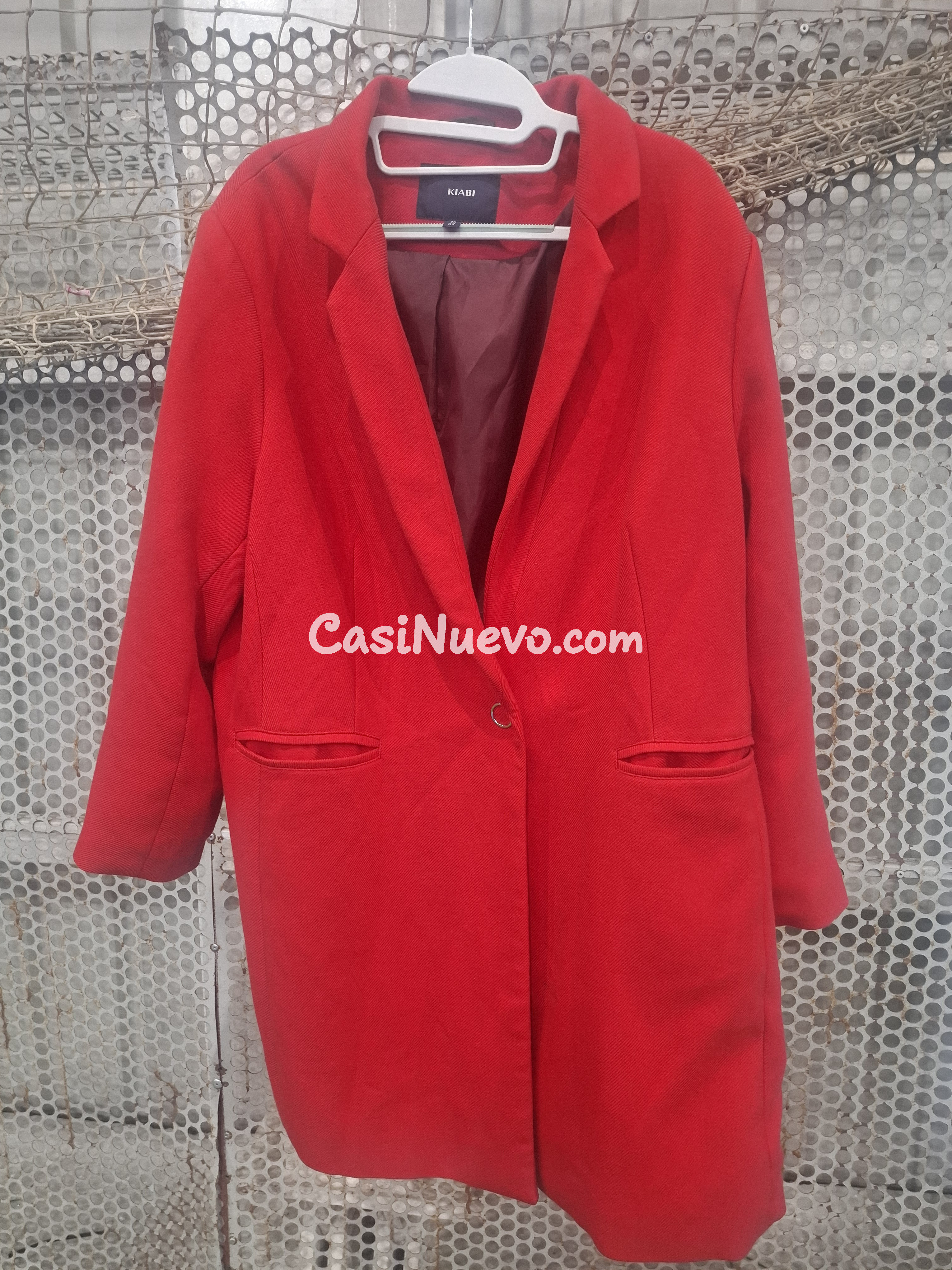 Anericana mujer roja