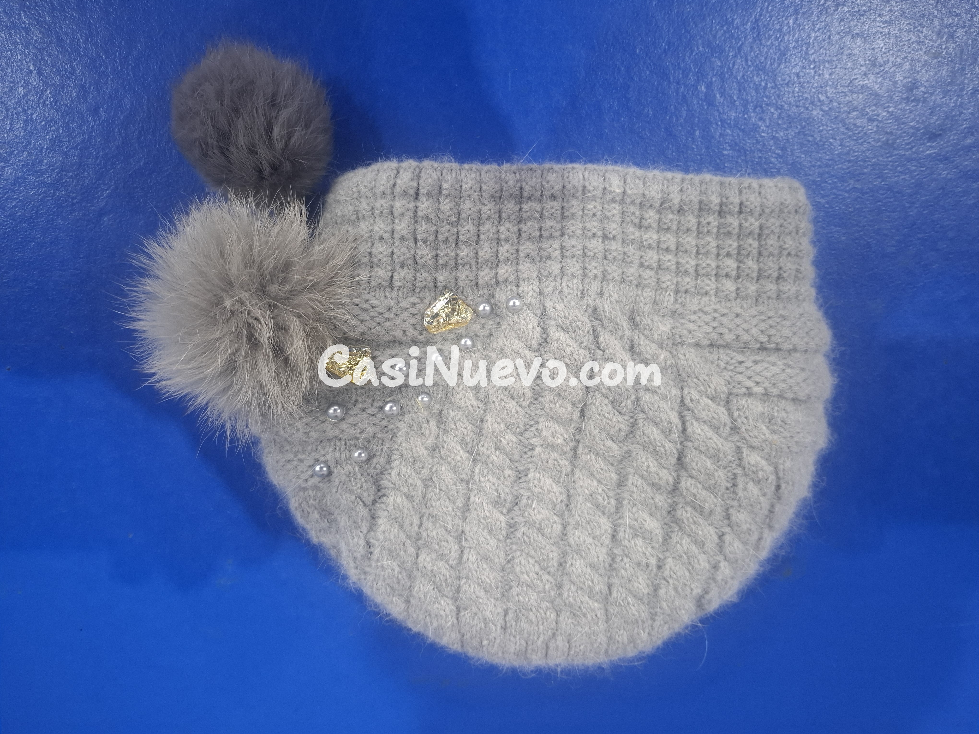 Gorro de lana con pompones