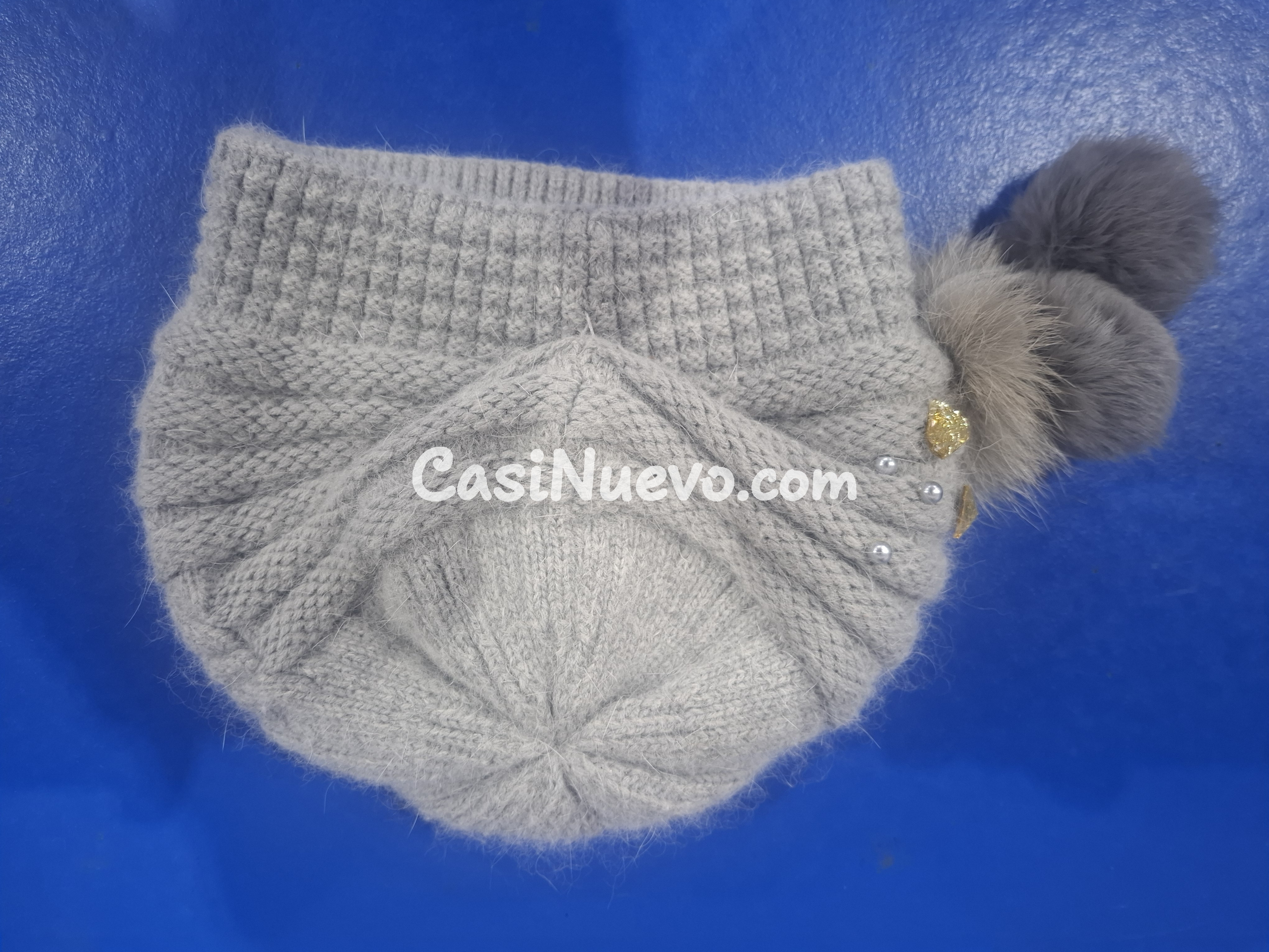 Gorro de lana con pompones