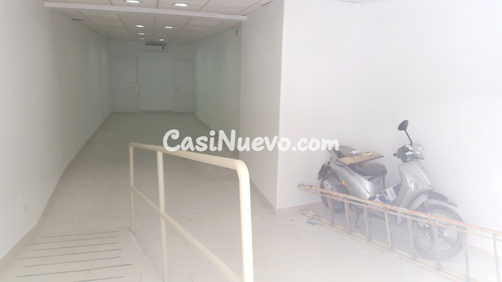 alquila local de 80 m2 por 1850 € + IVA en la Plaza del Teatro.
