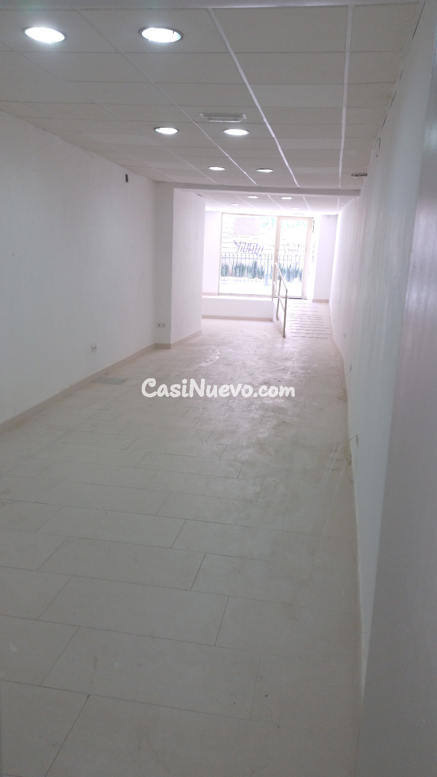 alquila local de 80 m2 por 1850 € + IVA en la Plaza del Teatro.