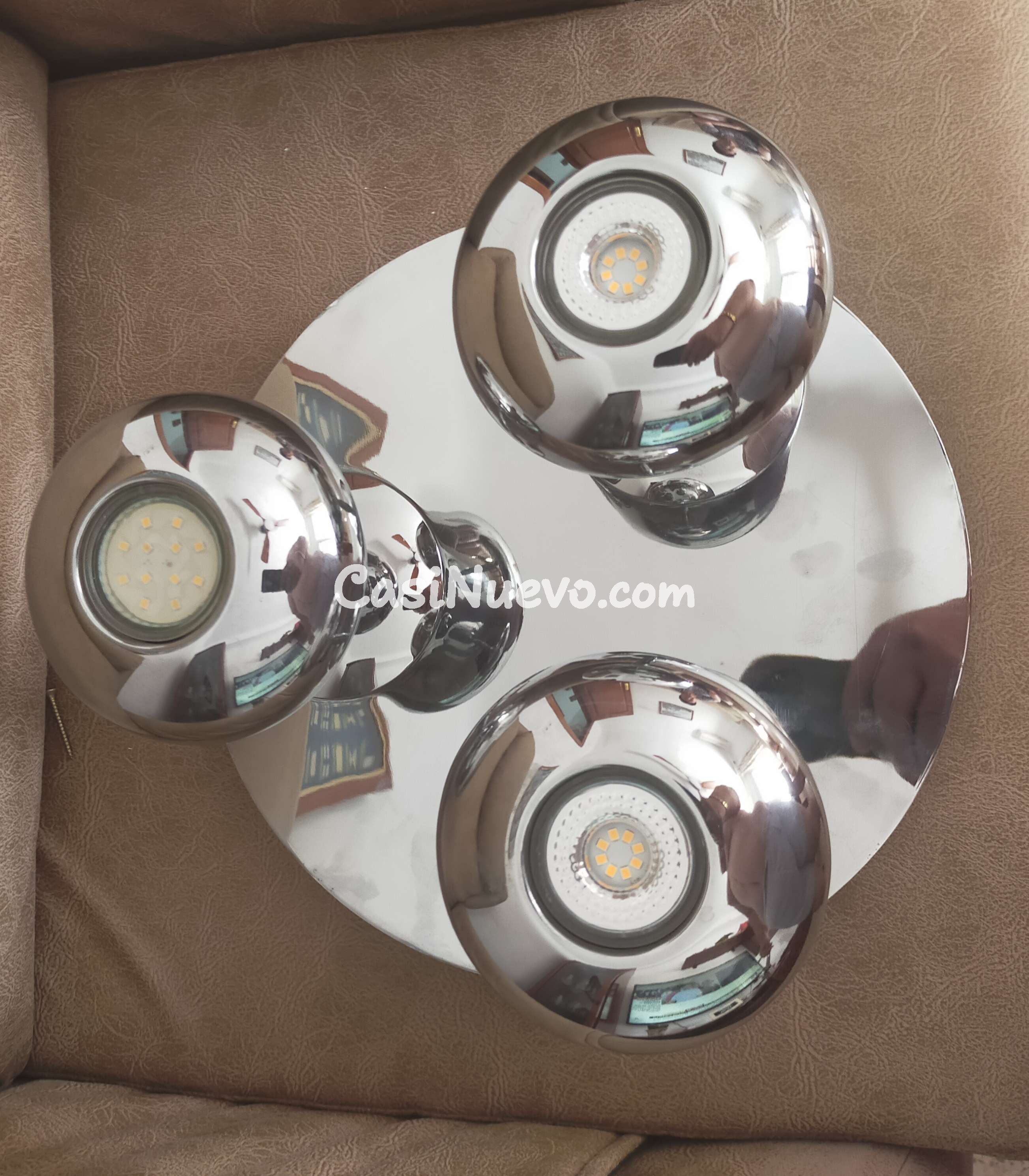 Preciosa lámpara de techo de metal.