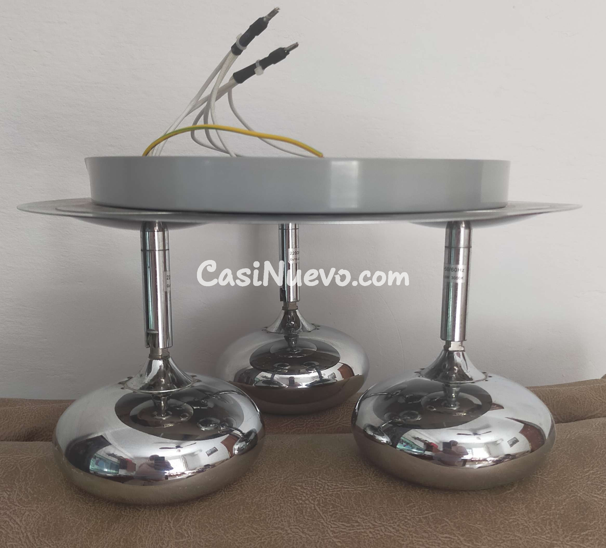 Preciosa lámpara de techo de metal.