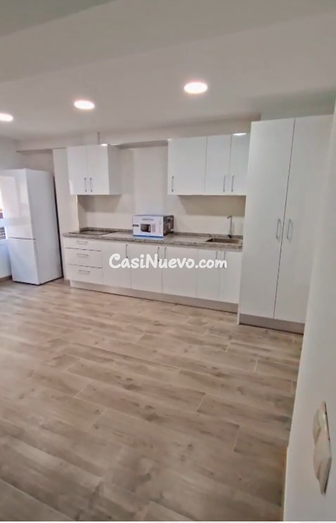 se alquila piso de 2 dormitorios zona avd de la rosaleda