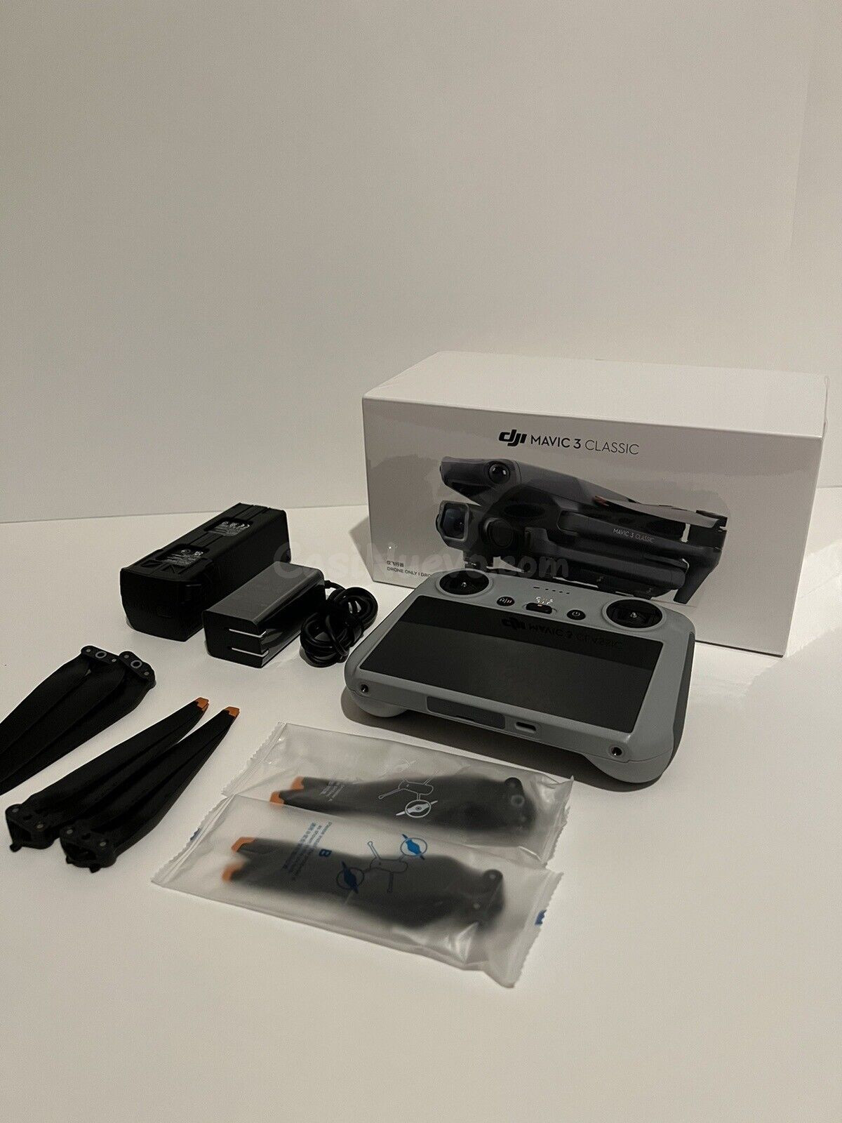 DJI Mavic 3 Classic Drone with RC Remote & Hard-Shell Travel - foto 2
