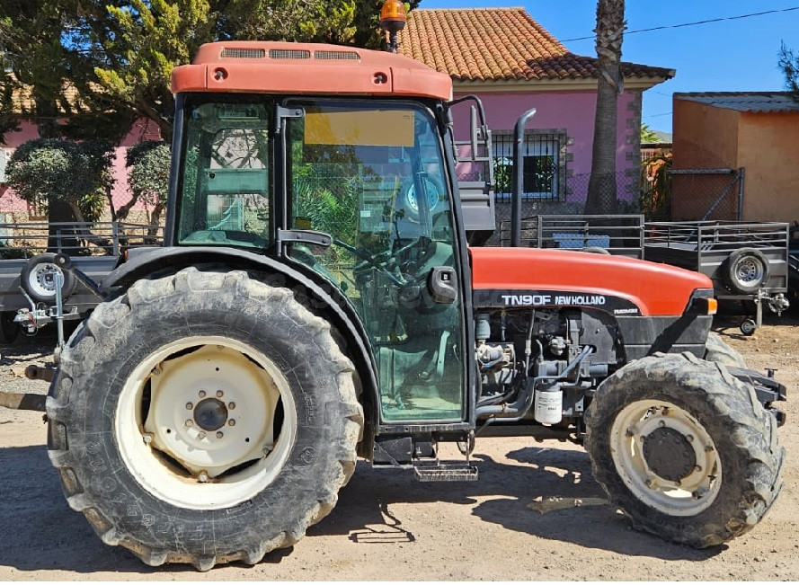 Tractor frutero NEW HOLLAND TN90 con cabina.