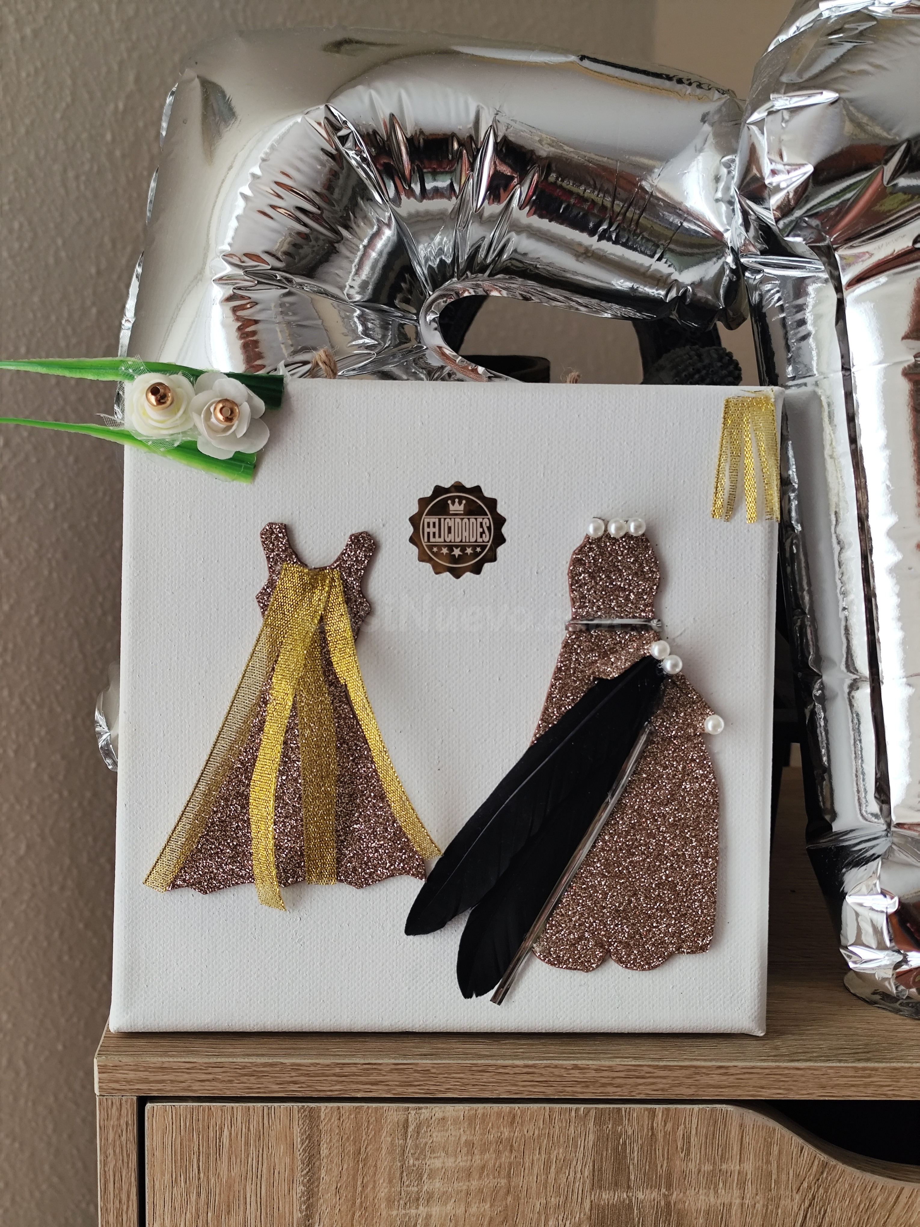 Cuadro decorativo con vestidos - foto 3