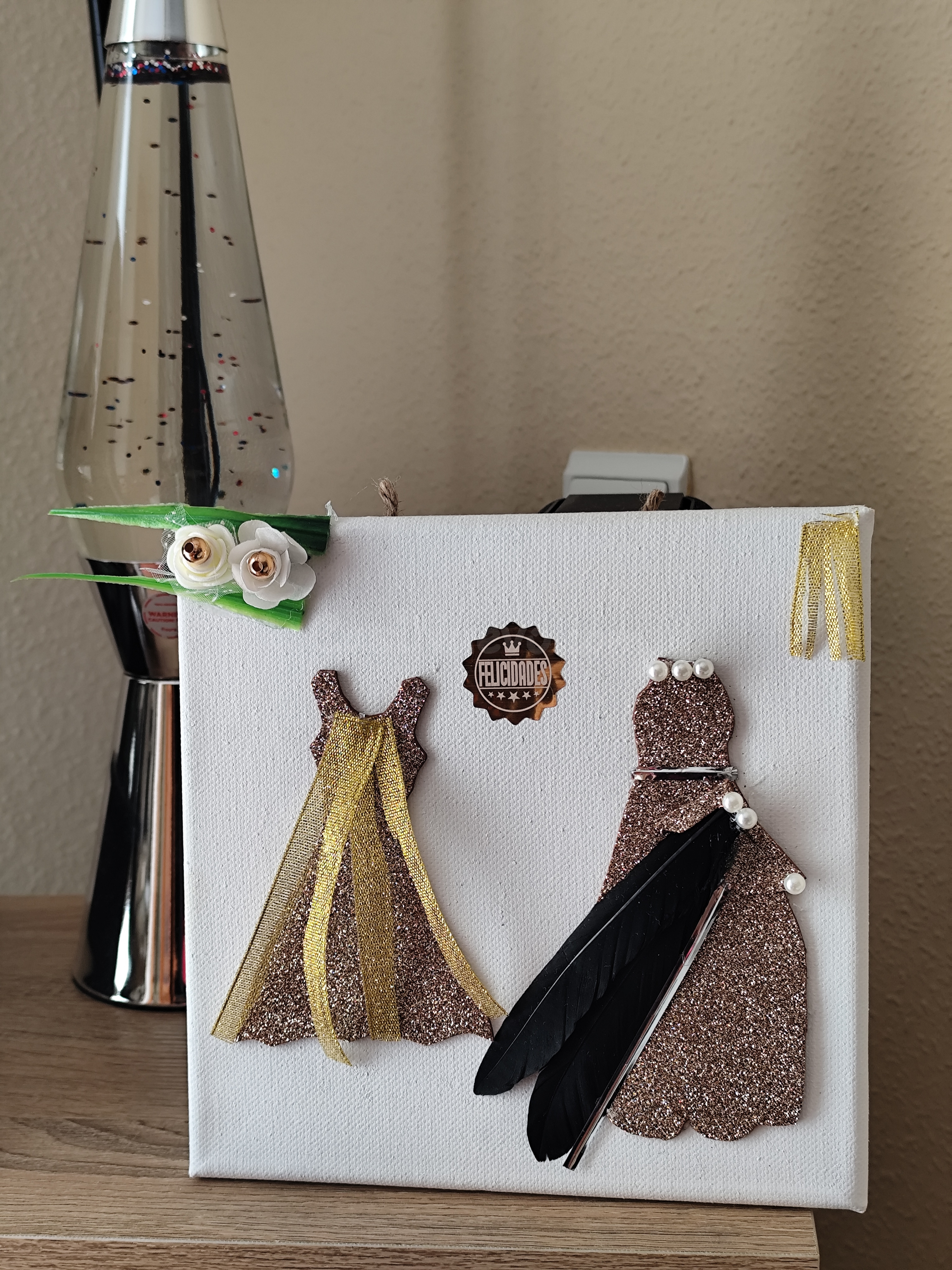 Cuadro decorativo con vestidos - foto 4