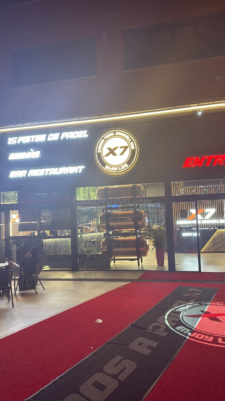 Entrada de restaurante con pistas de padel