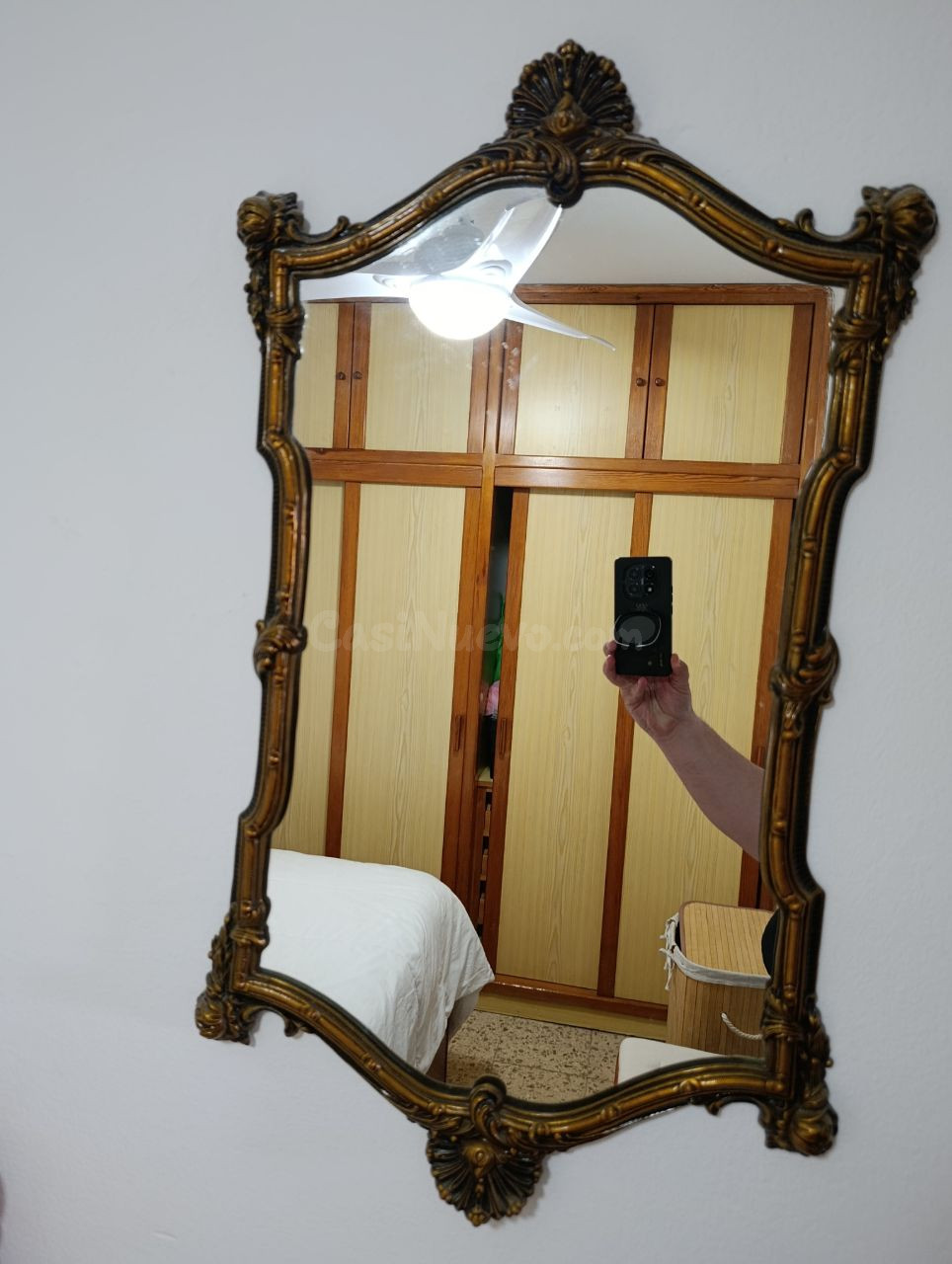 Elegante espejo con un marco detallado y acabado dorado.  -  - foto 2