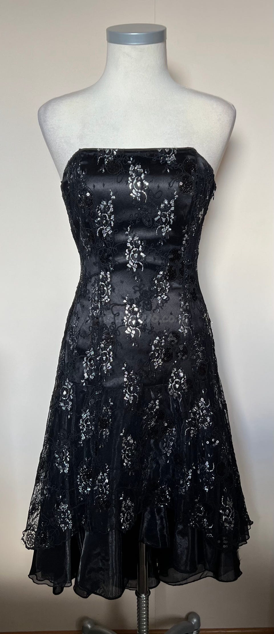 Vestido negro con detalles en plata - foto 2