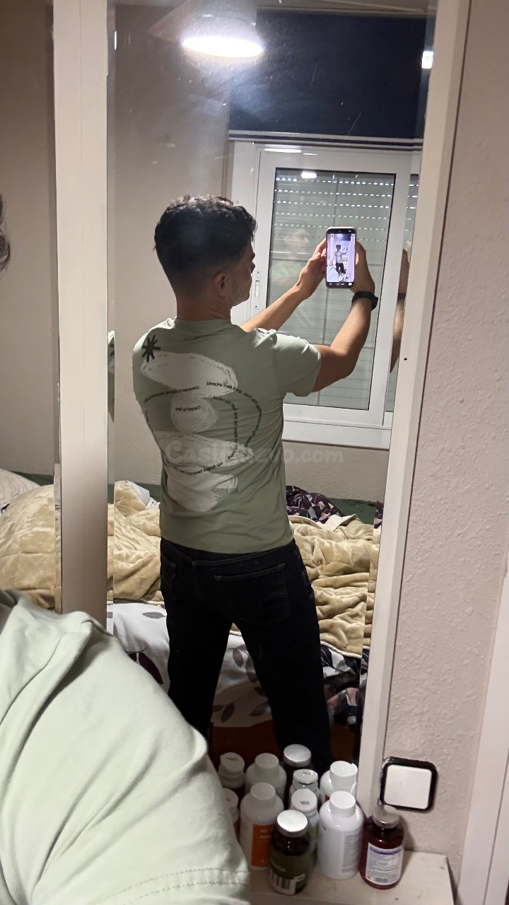 Camiseta verde con diseño en la espalda