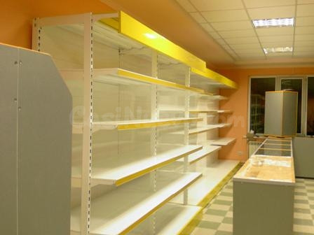 Estanterías de supermercado vacías
