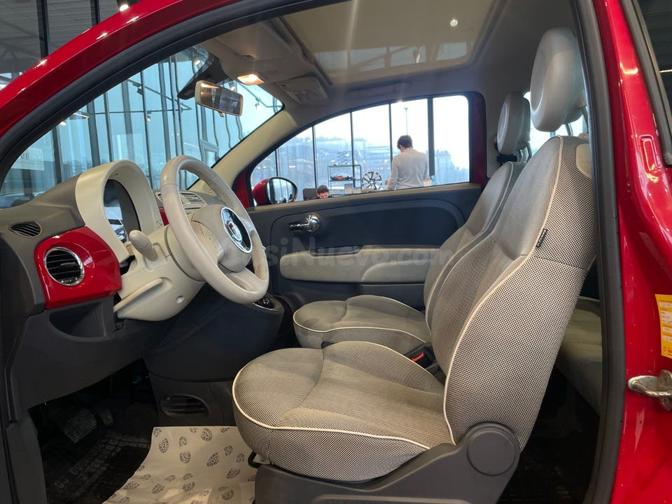 Coche rojo con interior gris