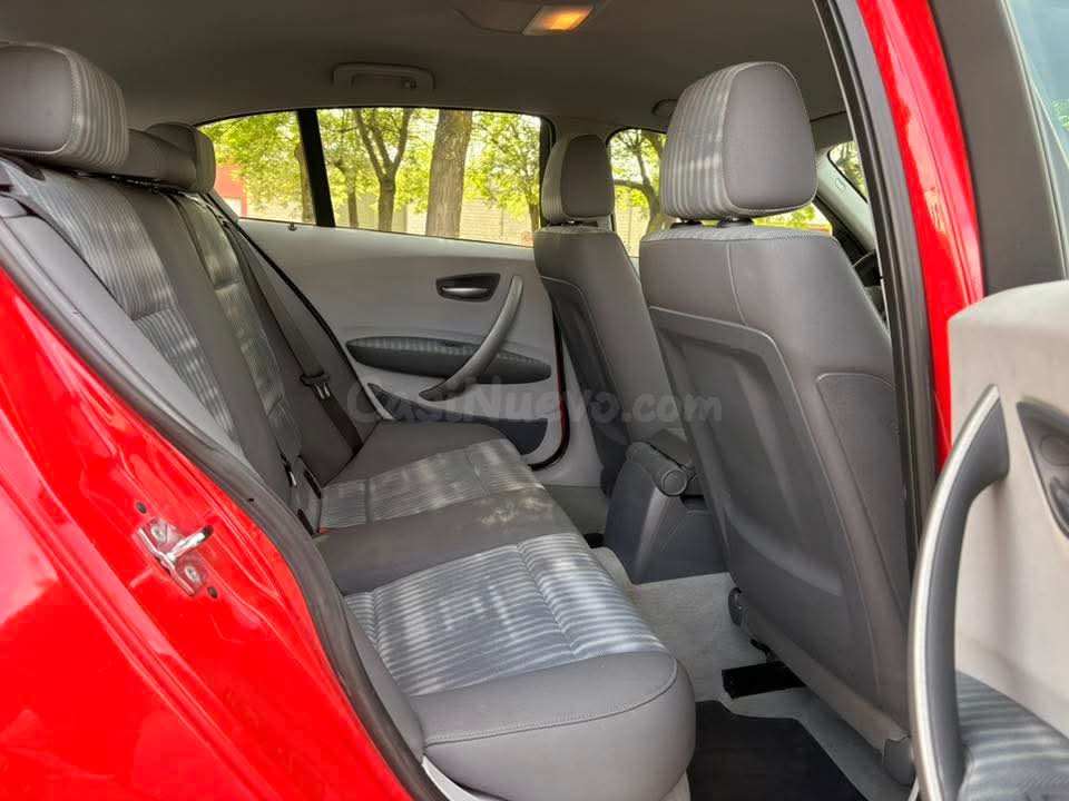 Asientos traseros de coche rojo