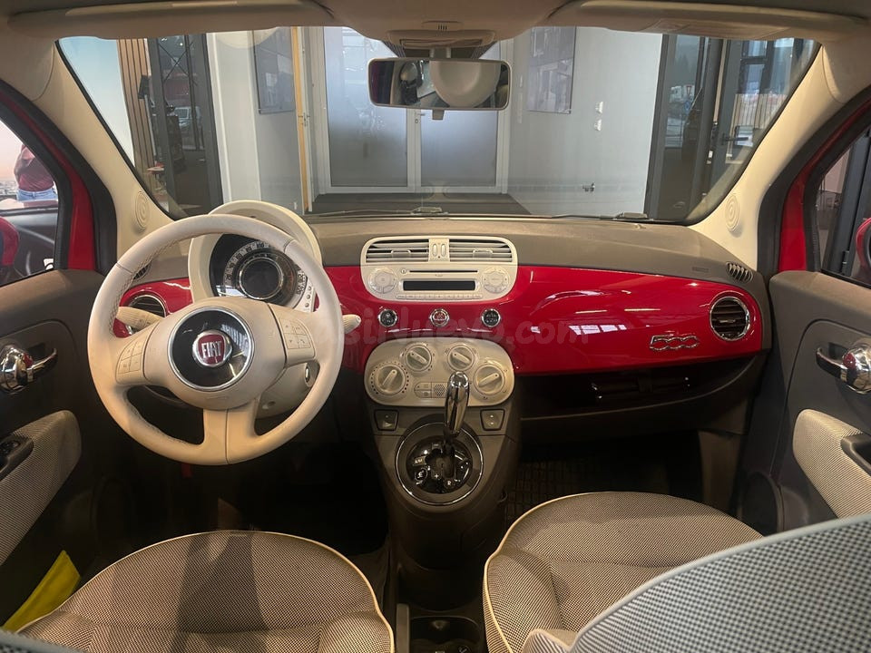Coche rojo con interior gris - foto 4