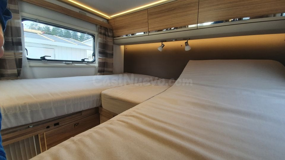Interior de autocaravana con literas