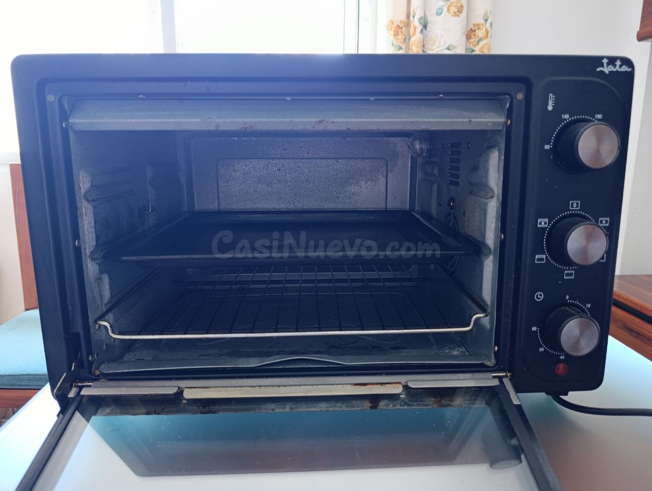 Horno eléctrico Jata de color negro.