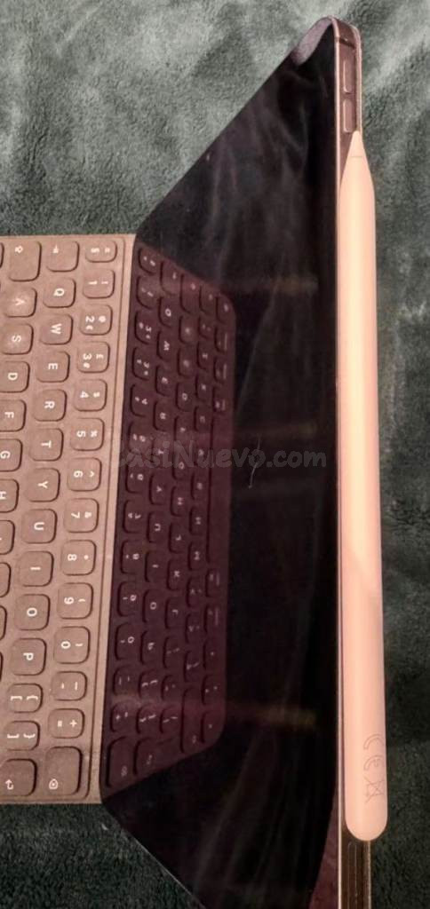 iPad Air de Apple (5.ª generación) de 10,9” con Wi-Fi y conexión celular, 64 GB, funda con teclado y Apple Pencil. iOS 26.4 instalado.
