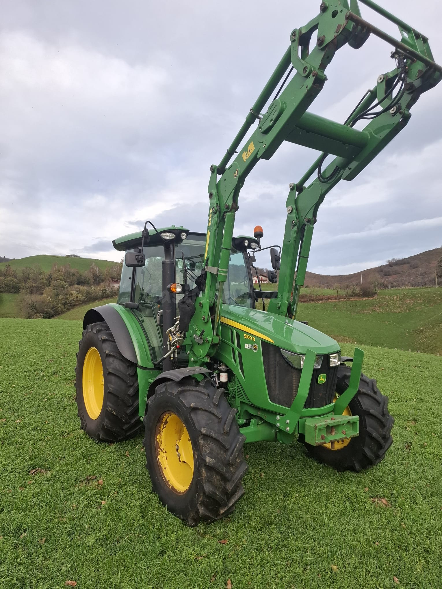 Tractor John Deere 5000R con cargador frontal