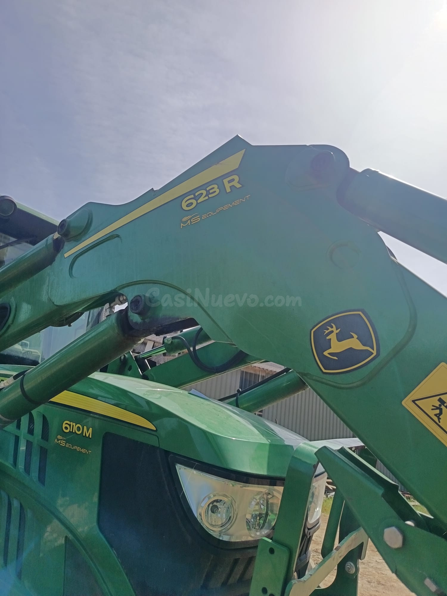 John Deere 6110M con brazo 623R