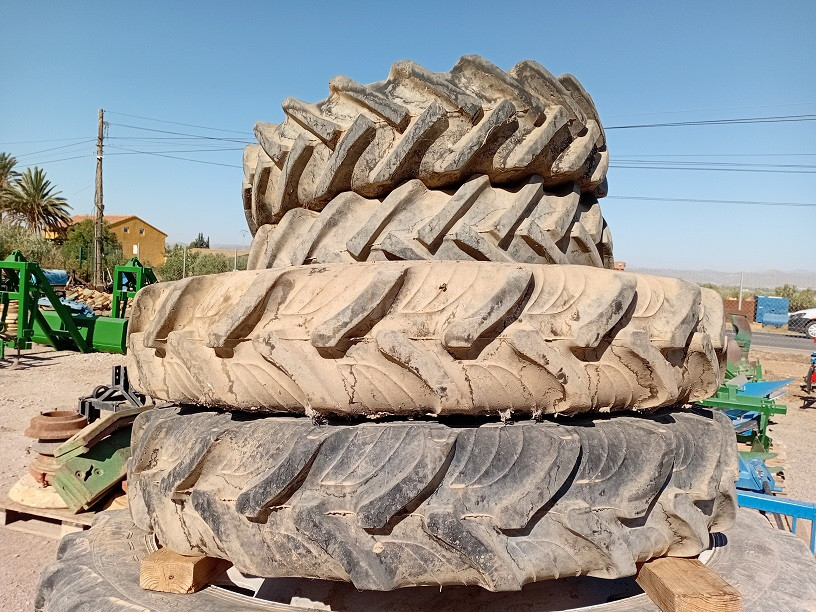 RUEDAS Y NEUMÁTICOS FINOS PARA TRACTOR FRUTERO.