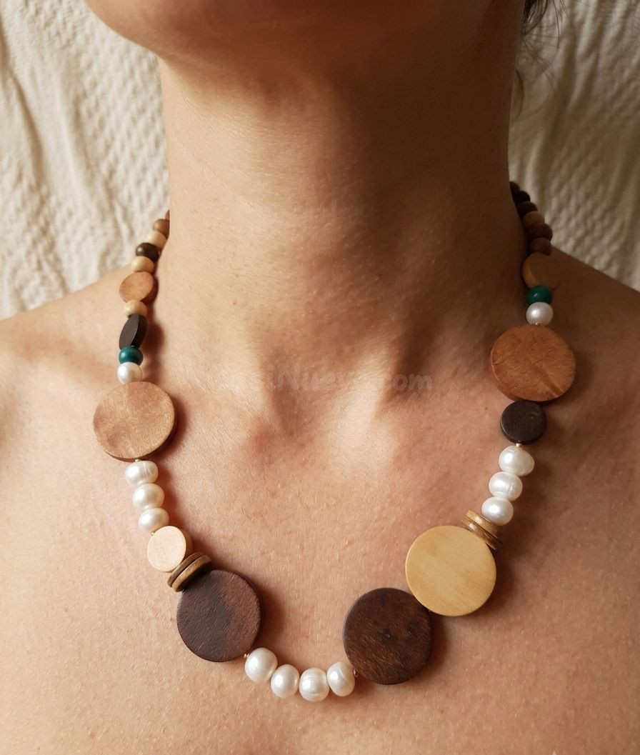 Collar madera y perlas cultivadas