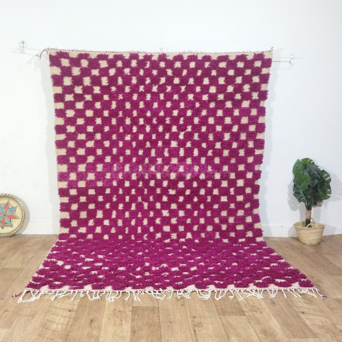 Alfombra bereber marroquí artesanal 276 × 200 cm – Rosa fucs