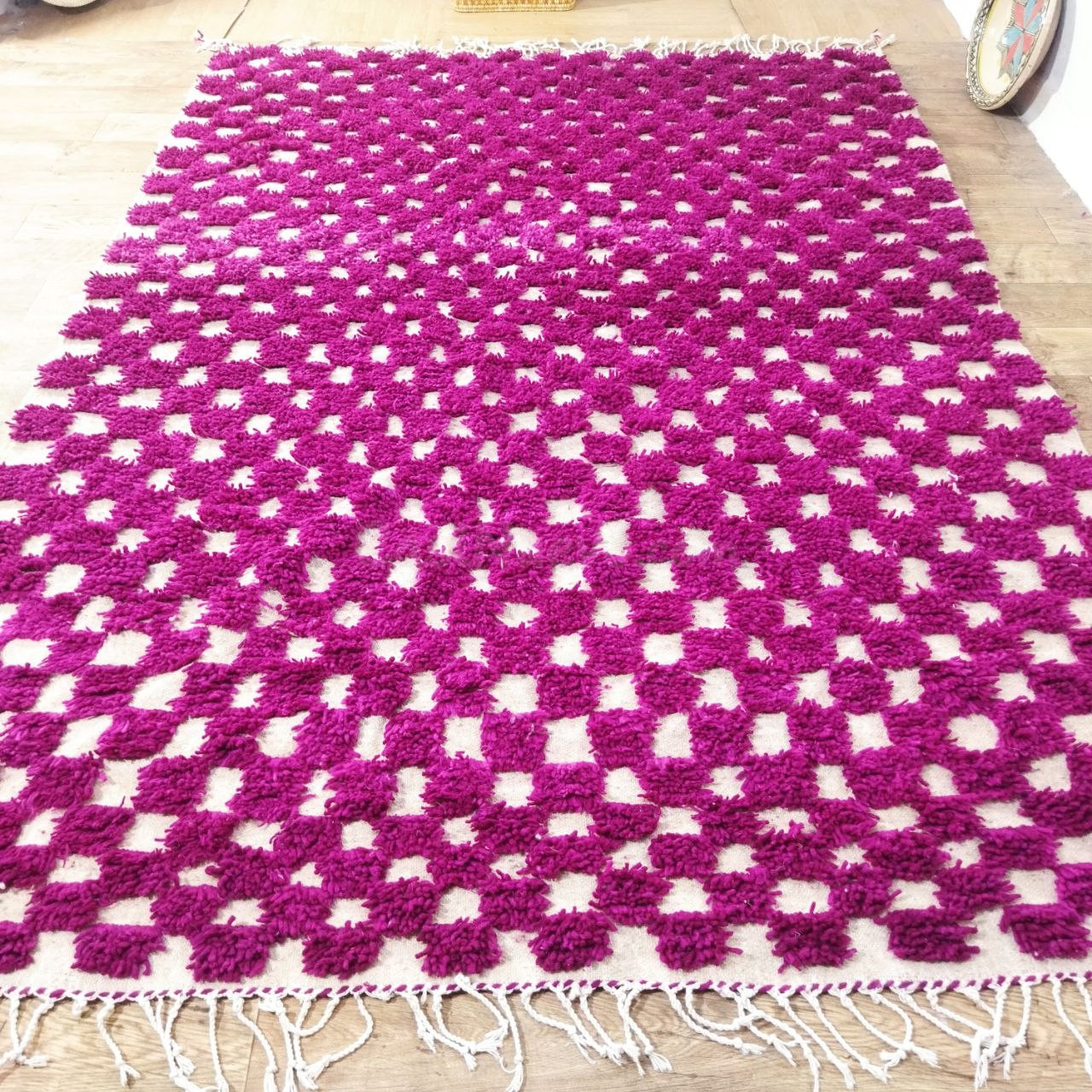 Alfombra bereber marroquí artesanal 276 × 200 cm – Rosa fucs - foto 3