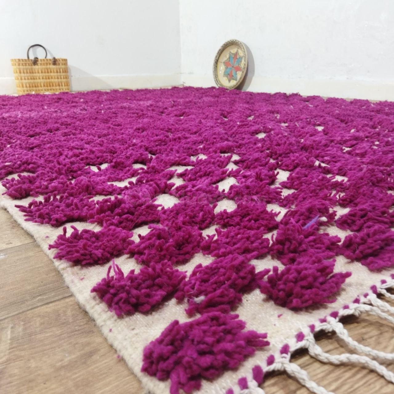 Alfombra bereber marroquí artesanal 276 × 200 cm – Rosa fucs - foto 5