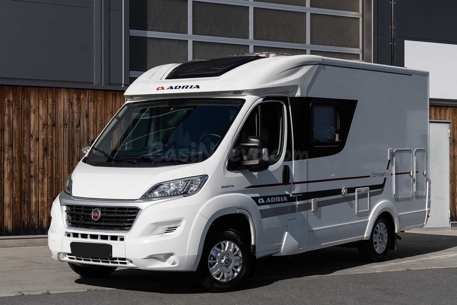 Adria Compact SLS parcialmente integrada con extensión lateral