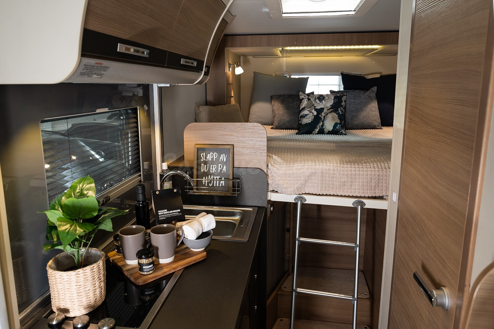 Adria Compact SLS parcialmente integrada con extensión lateral - foto 3
