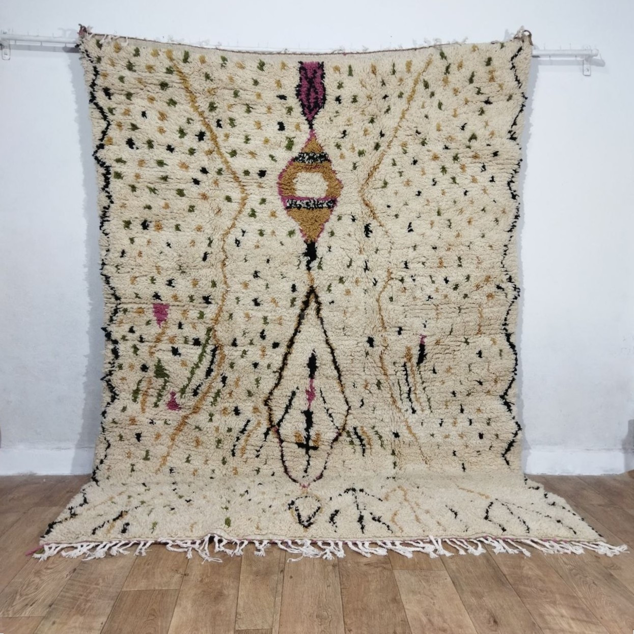 Alfombra bereber Azilal artesanal de lana natural – 260 × 19