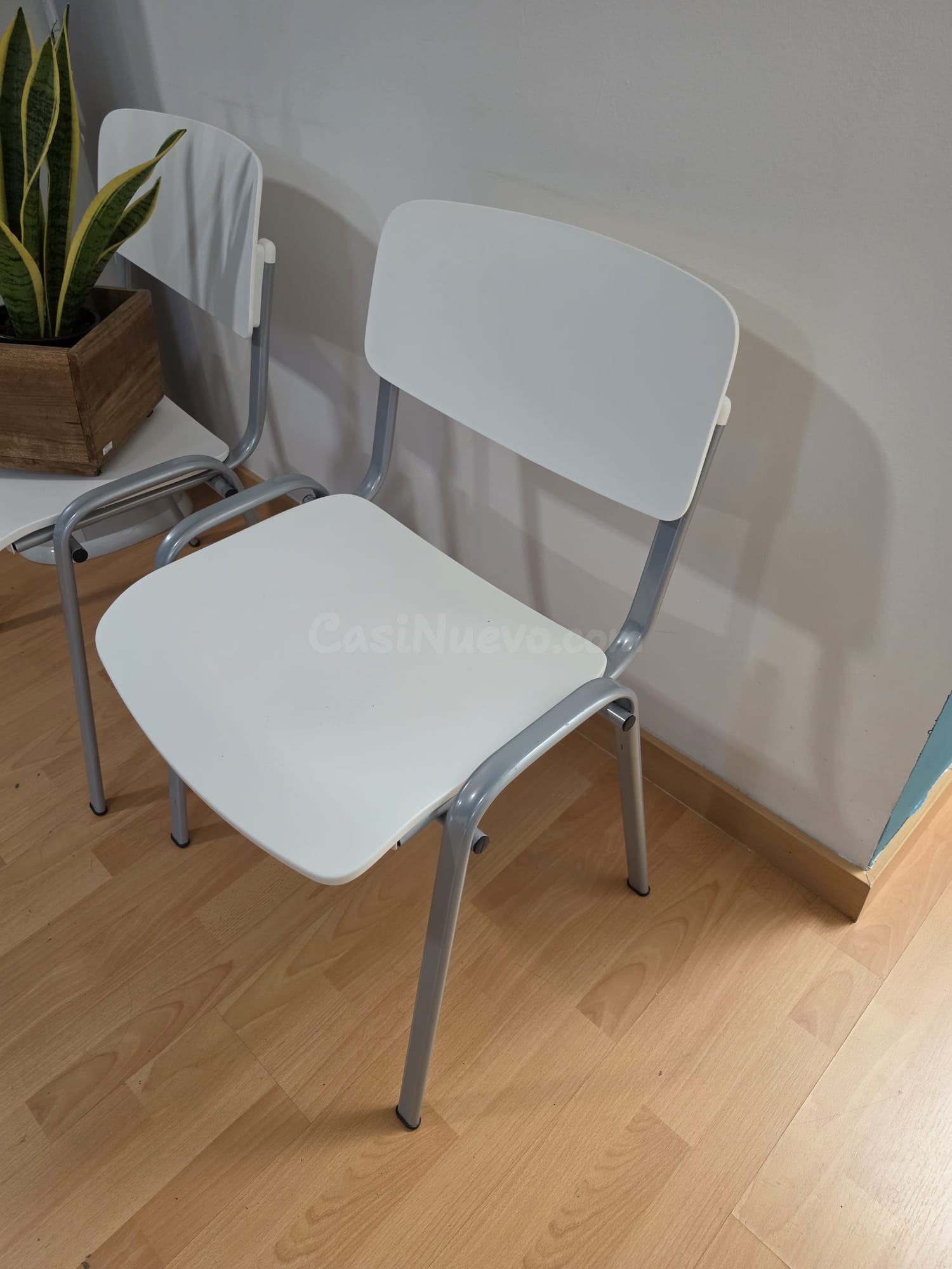 Silla moderna de metal y plástico blanco 2010