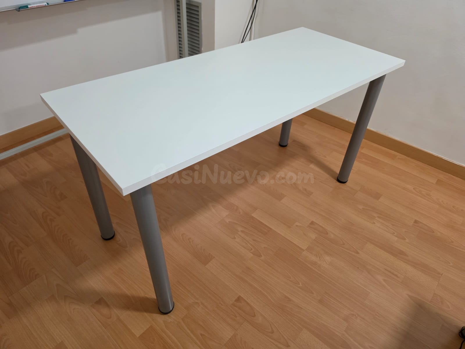 Mesa auxiliar blanca con patas gris oscuro