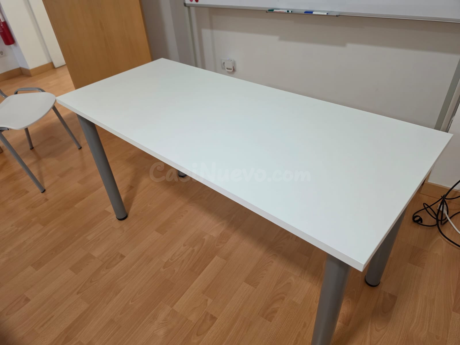 Mesa auxiliar blanca con patas gris oscuro - foto 2